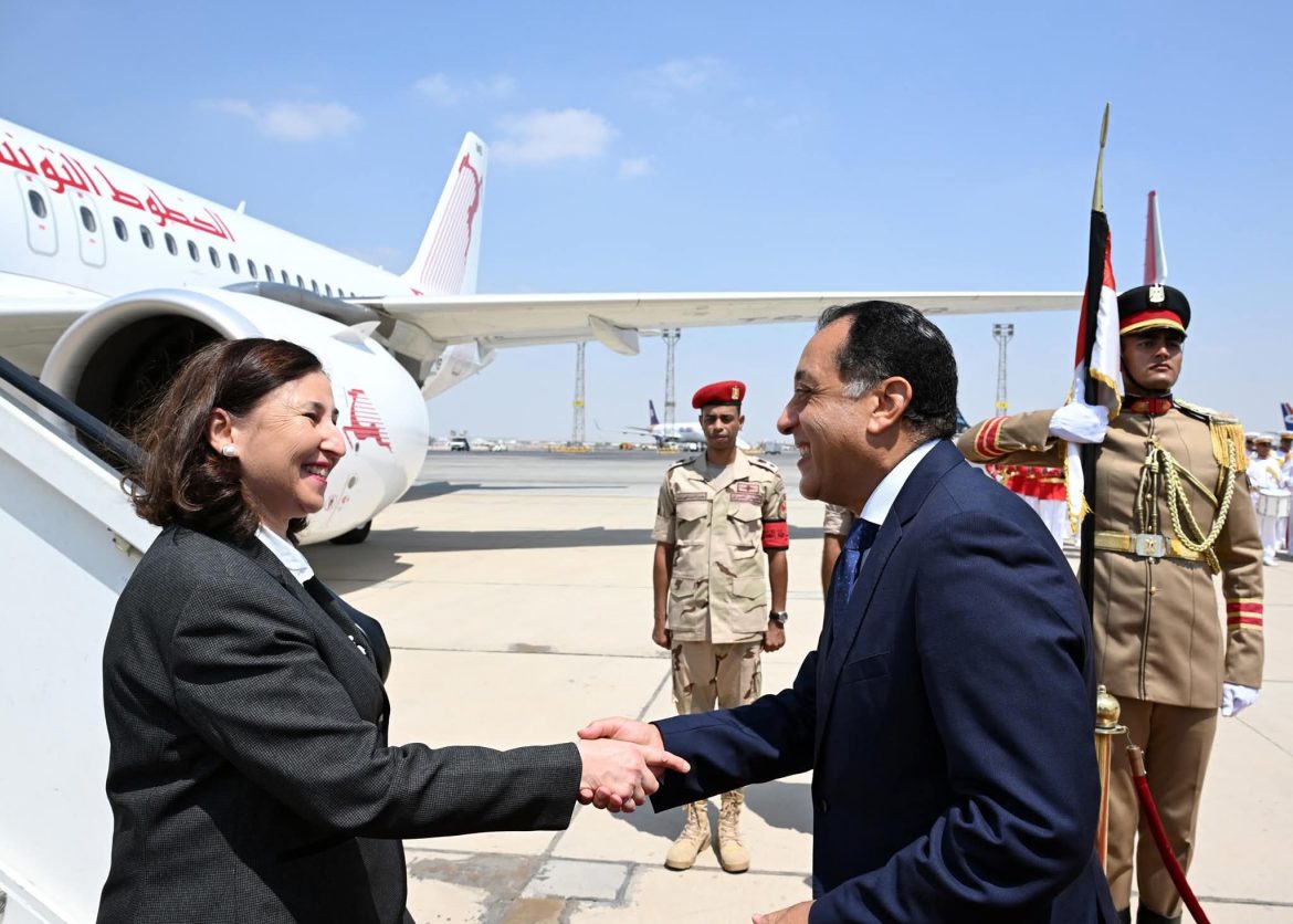 رئيس الوزراء يستقبل نظيرته التونسية بمطار القاهرة الدولي رئيس الوزراء يستقبل نظيرته التونسية بمطار القاهرة الدولي