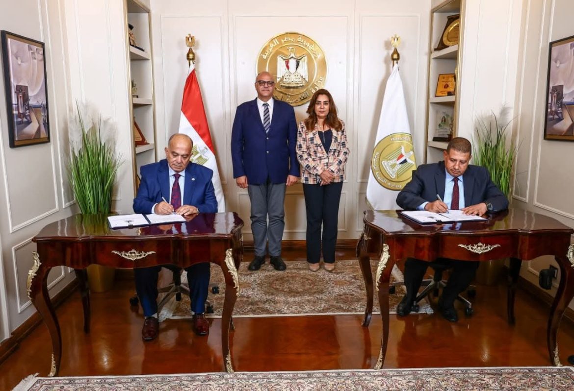 القائم بأعمال وزير البيئة تشهد توقيع عقد تقديم خدمات نظافة الشوارع بأحياء شبرا الخيمة القائم بأعمال وزير البيئة تشهد توقيع عقد تقديم خدمات نظافة الشوارع بأحياء شبرا الخيمة