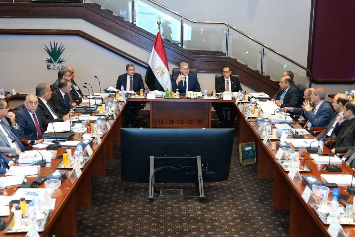 وزير البترول يستعرض نتائج أعمال الأنشطة الرئيسية للغاز الطبيعي عن العام المالي 2025/2024 وزير البترول يستعرض نتائج أعمال الأنشطة الرئيسية للغاز الطبيعي عن العام المالي 2025/2024
