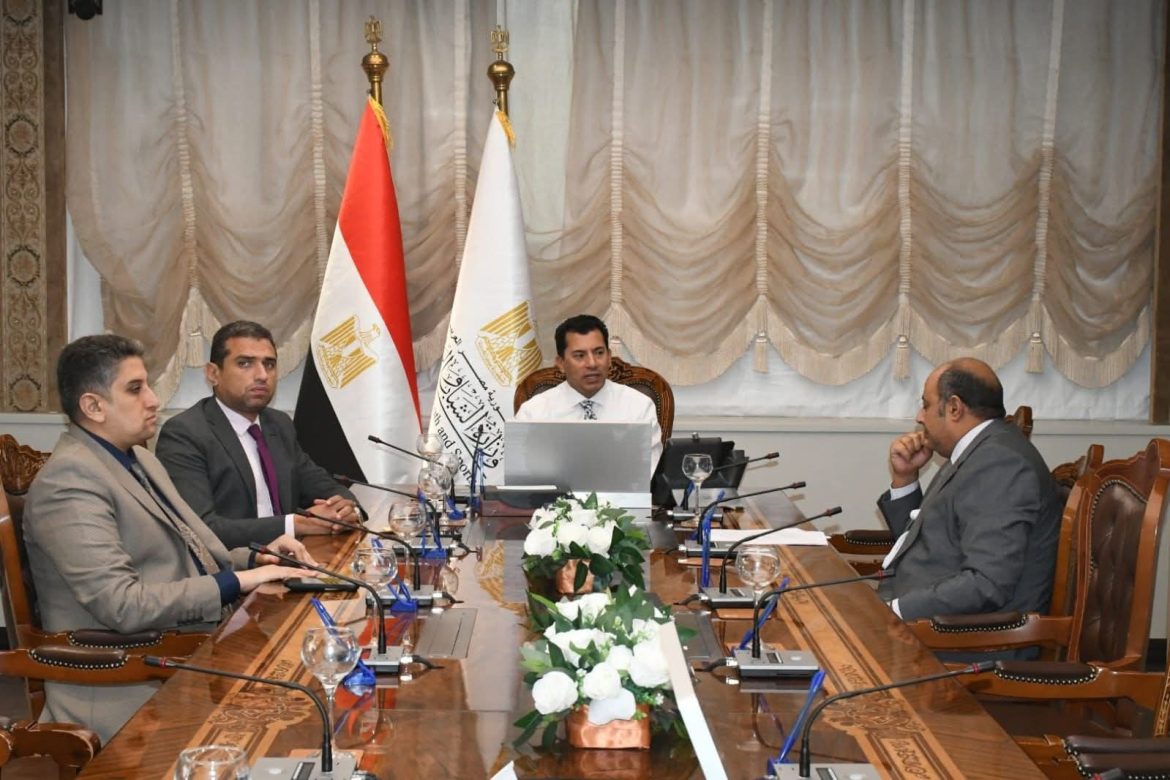 وزير الرياضة يتابع عملية التطوير في مراكز الشباب بمحافظات الجمهورية وزير الرياضة يتابع عملية التطوير في مراكز الشباب بمحافظات الجمهورية