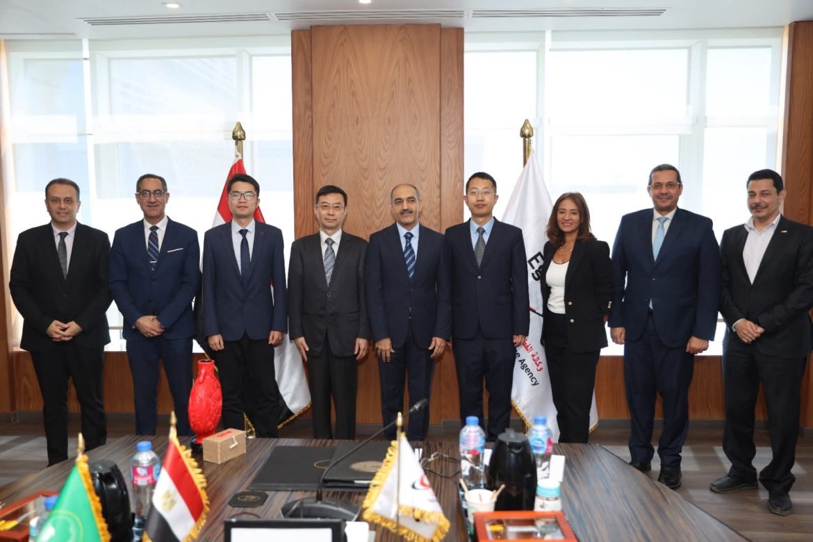 الرئيس التنفيذي لوكالة الفضاء المصرية يناقش أوجه التعاون العلمي والتقني مع وفد من البعثة الصينية الرئيس التنفيذي لوكالة الفضاء المصرية يناقش أوجه التعاون العلمي والتقني مع وفد من البعثة الصينية