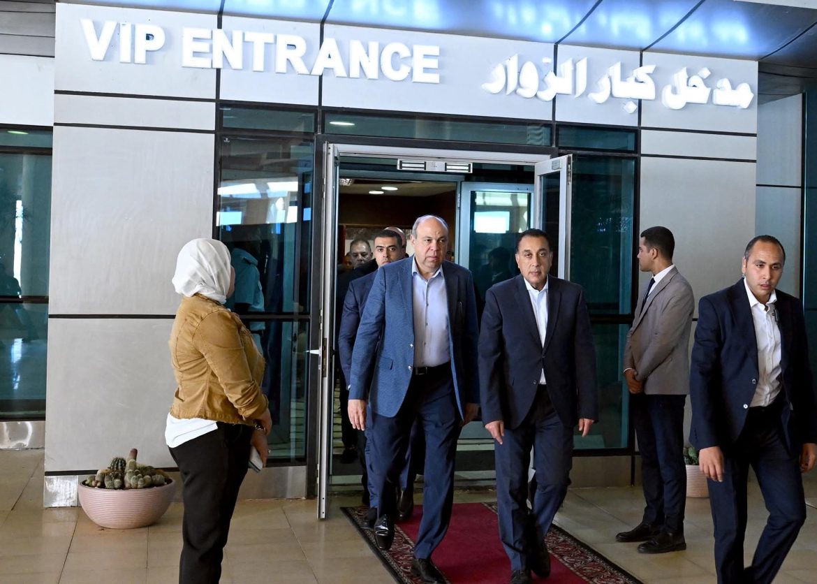رئيس الوزراء يتفقد الأعمال الجارية لتطوير مطار سفنكس الدولي رئيس الوزراء يتفقد الأعمال الجارية لتطوير مطار سفنكس الدولي
