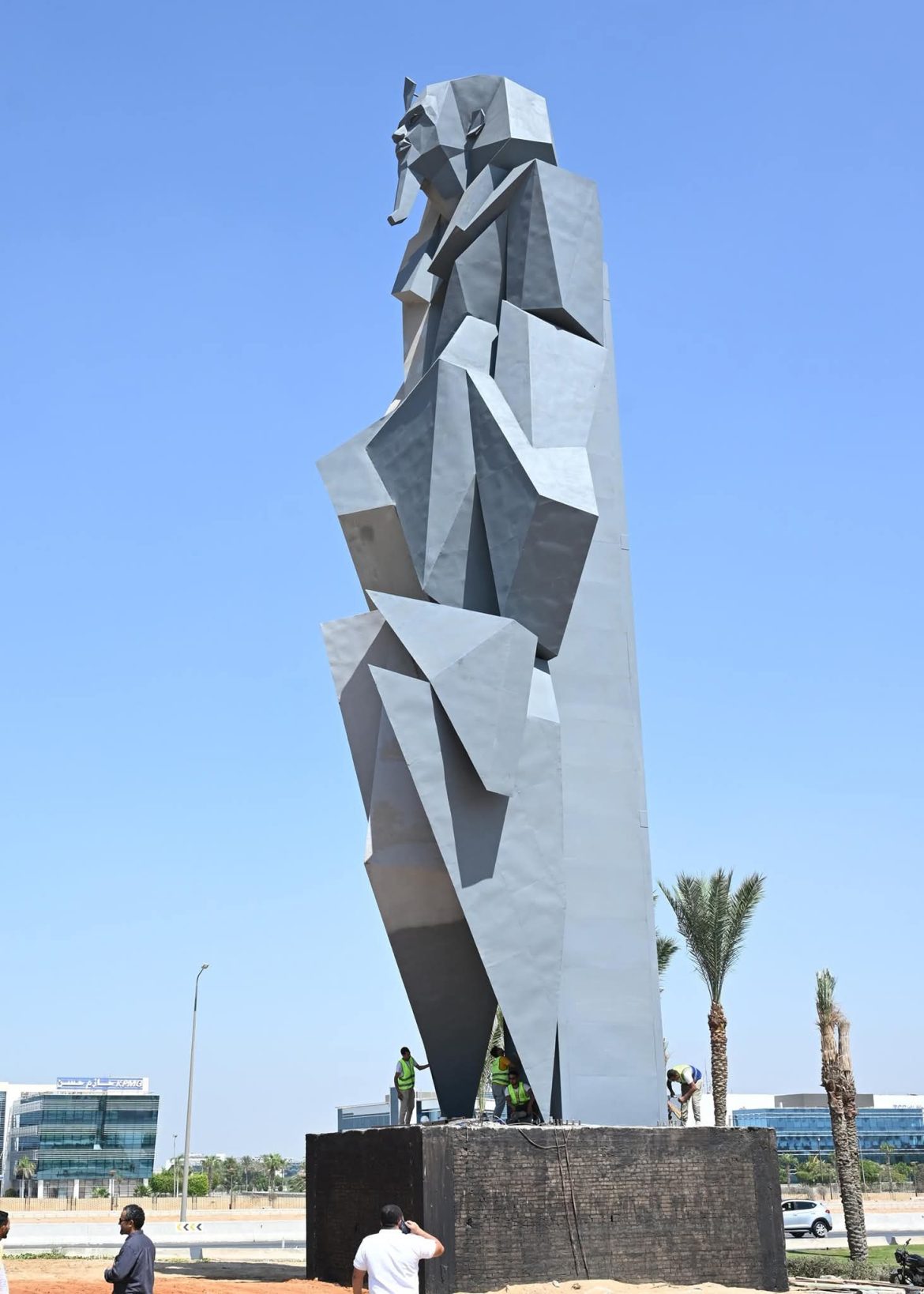 رئيس الوزراء يُتابع أعمال التطوير الجارية بالمنطقة المُحيطة بالمتحف المصري الكبير