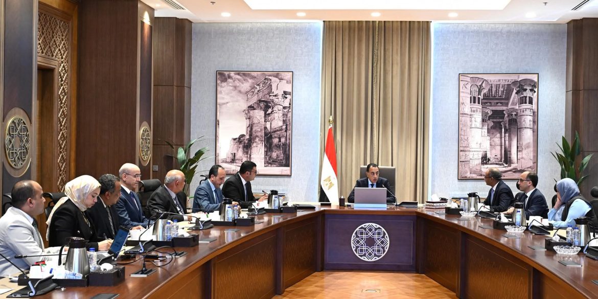 رئيس الوزراء يُتابع الخطة التنفيذية للتوسع في إقامة محطات تحلية مياه البحر رئيس الوزراء يُتابع الخطة التنفيذية للتوسع في إقامة محطات تحلية مياه البحر