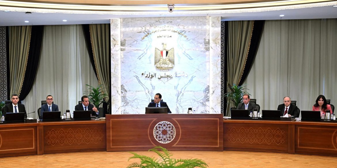 رئيس الوزراء يتابع جهود توفير الأدوية وإجراءات توطين صناعة الدواء في مصر رئيس الوزراء يتابع جهود توفير الأدوية وإجراءات توطين صناعة الدواء في مصر