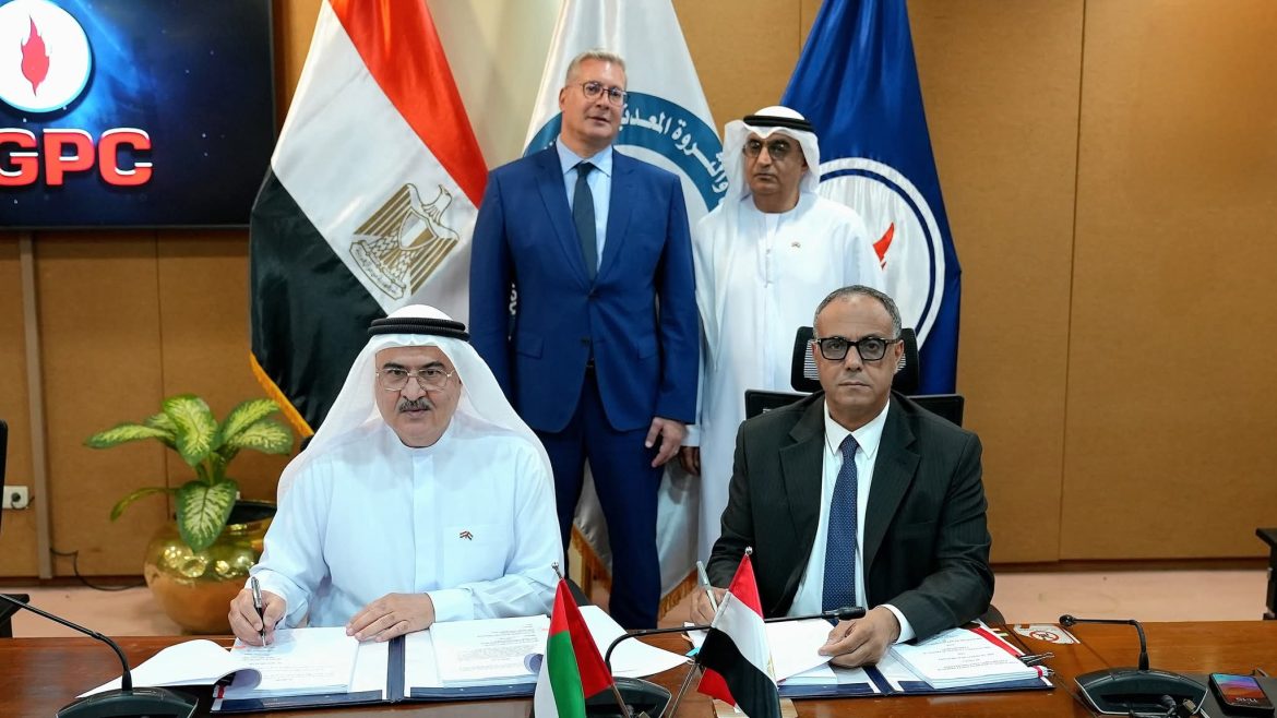 وزارة البترول: توقيع 3 اتفاقيات للبحث عن البترول والغاز باستثمارات تزيد عن 121 مليون دولار وزارة البترول: توقيع 3 اتفاقيات للبحث عن البترول والغاز باستثمارات تزيد عن 121 مليون دولار