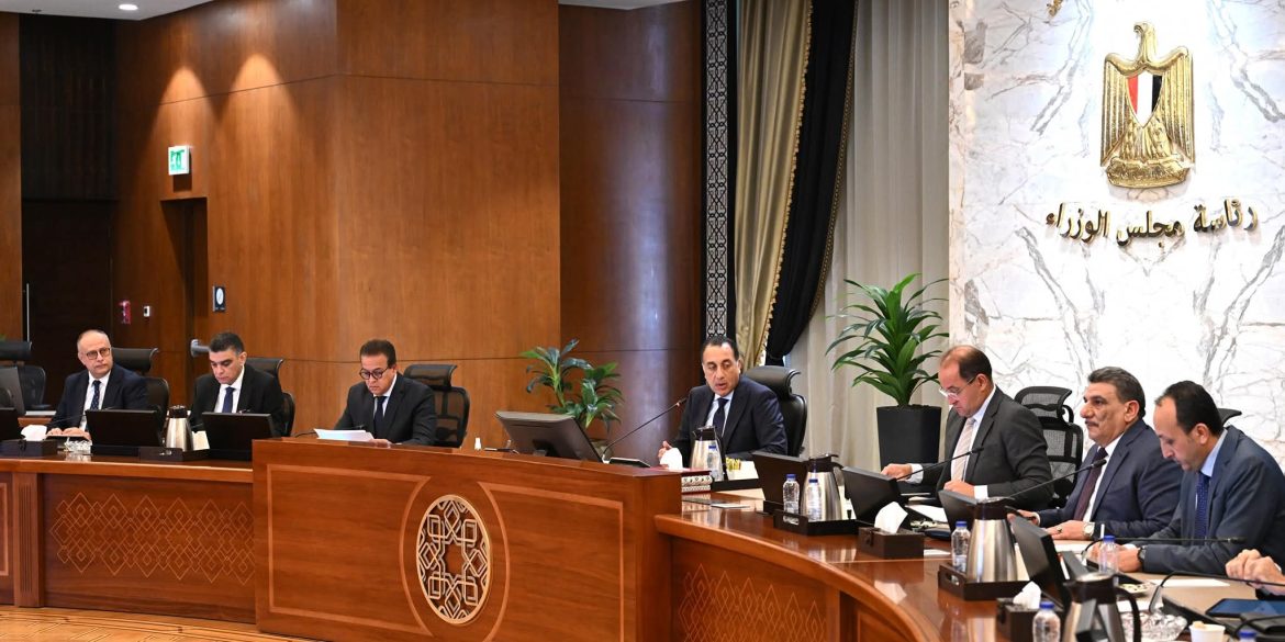 رئيس الوزراء يتابع موقف توافر الاعتمادات المالية اللازمة لهيئة الشراء الموحد لتغطية عمليات شراء الأدوية رئيس الوزراء يتابع موقف توافر الاعتمادات المالية اللازمة لهيئة الشراء الموحد لتغطية عمليات شراء الأدوية