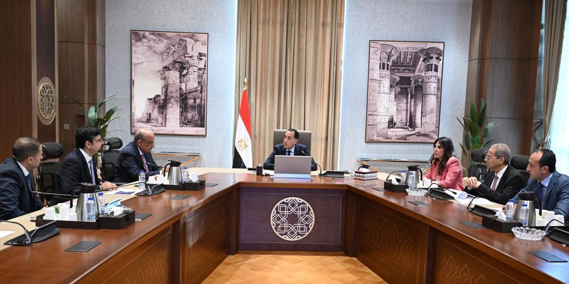 رئيس الوزراء يبحث سُبل تعزيز التعاون المشترك مع مسئولي شركة سيمنز الألمانية