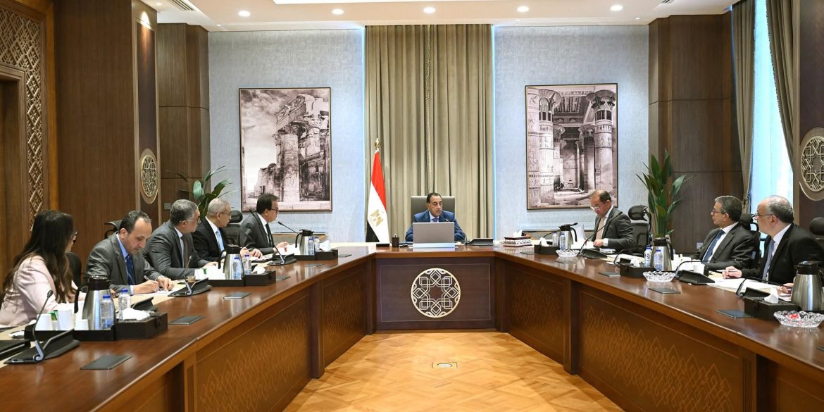 رئيس الوزراء يُتابع الجهود المبذولة لطرح الفرص الاستثمارية المتاحة في قطاع الصحة رئيس الوزراء يُتابع الجهود المبذولة لطرح الفرص الاستثمارية المتاحة في قطاع الصحة