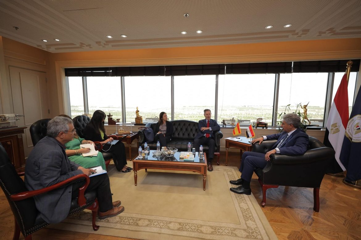 وزير السياحة والآثار يبحث تعزيز التعاون السياحي والأثري بين مصر وإسبانيا 