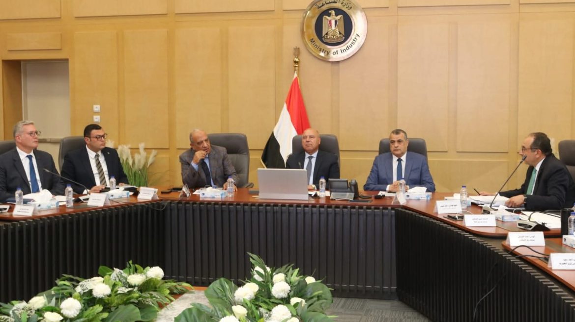 المجلس الأعلى للطاقة يناقش توفير الطاقة اللازمة لكافة الاستخدامات المجلس الأعلى للطاقة يناقش توفير الطاقة اللازمة لكافة الاستخدامات