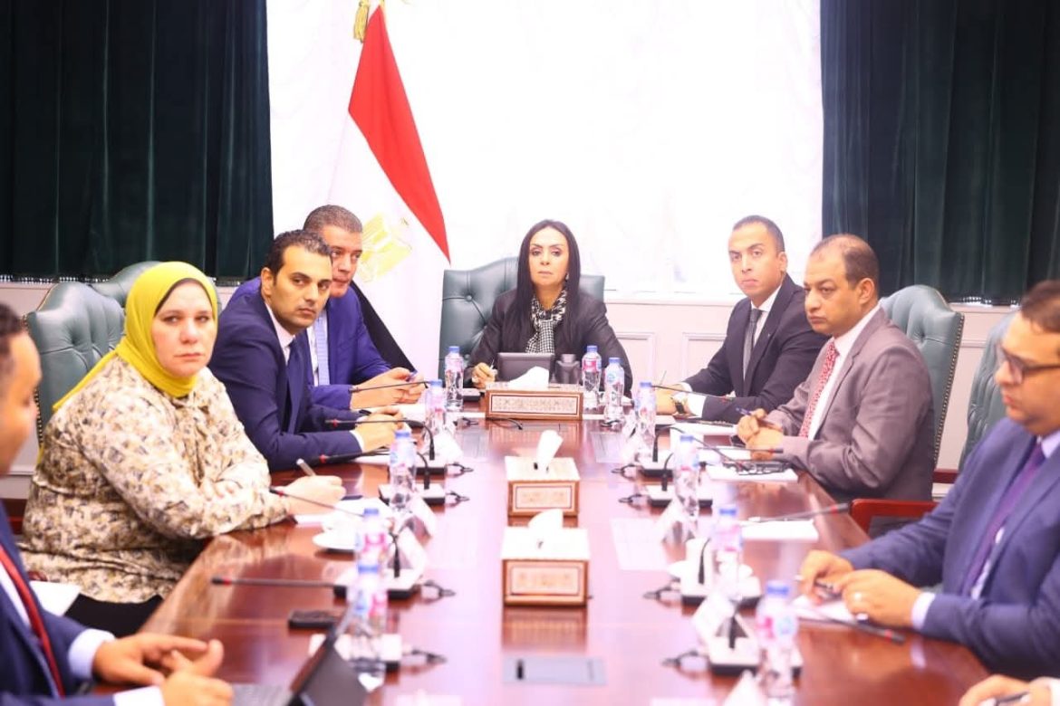 وزيرة التضامن الاجتماعي تتابع جهود الوزارة في دعم أهالي مشروعات السكن البديل للمناطق المطورة وزيرة التضامن الاجتماعي تتابع جهود الوزارة في دعم أهالي مشروعات السكن البديل للمناطق المطورة