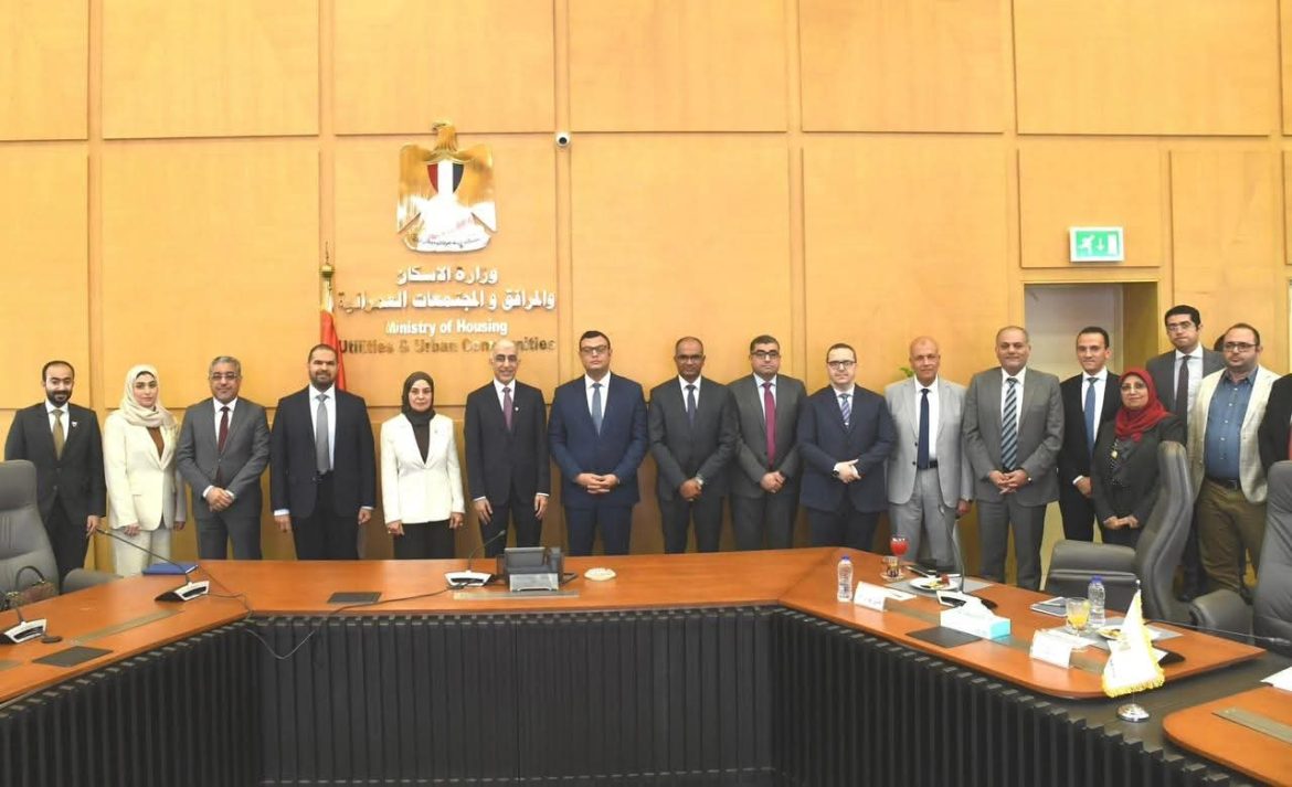 وزير الإسكان يبحث التعاون في مجالات التنمية العمرانية مع وزير الأشغال البحريني وزير الإسكان يبحث التعاون في مجالات التنمية العمرانية مع وزير الأشغال البحريني