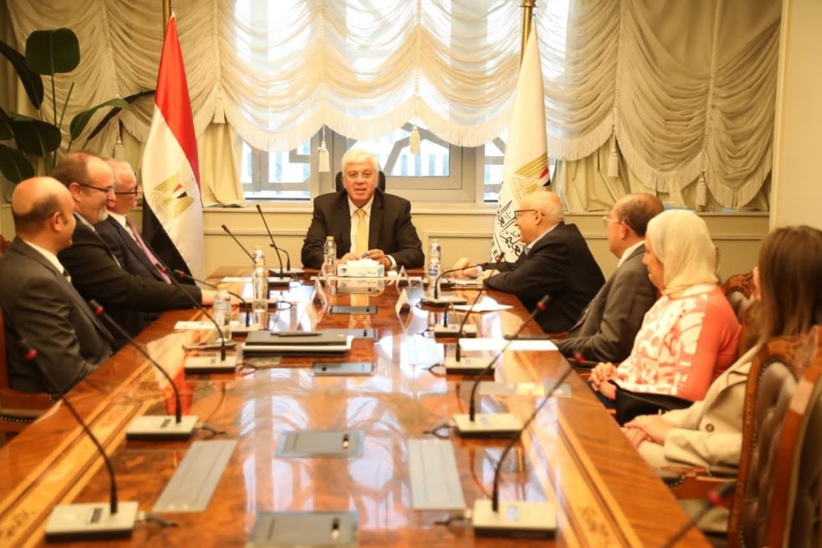 مؤسسة الجامعات الكندية وجامعة أنجليا روسكين البريطانية توقعان اتفاقية شراكة 