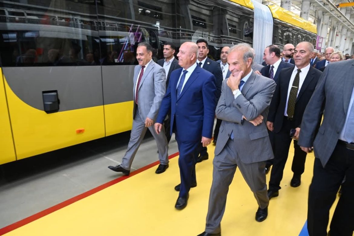 وزير الصناعة يفتتح خط إنتاج للأتوبيسات الكهربائية باستثمارات 3 مليارات جنيه وزير الصناعة يفتتح خط إنتاج للأتوبيسات الكهربائية باستثمارات 3 مليارات جنيه