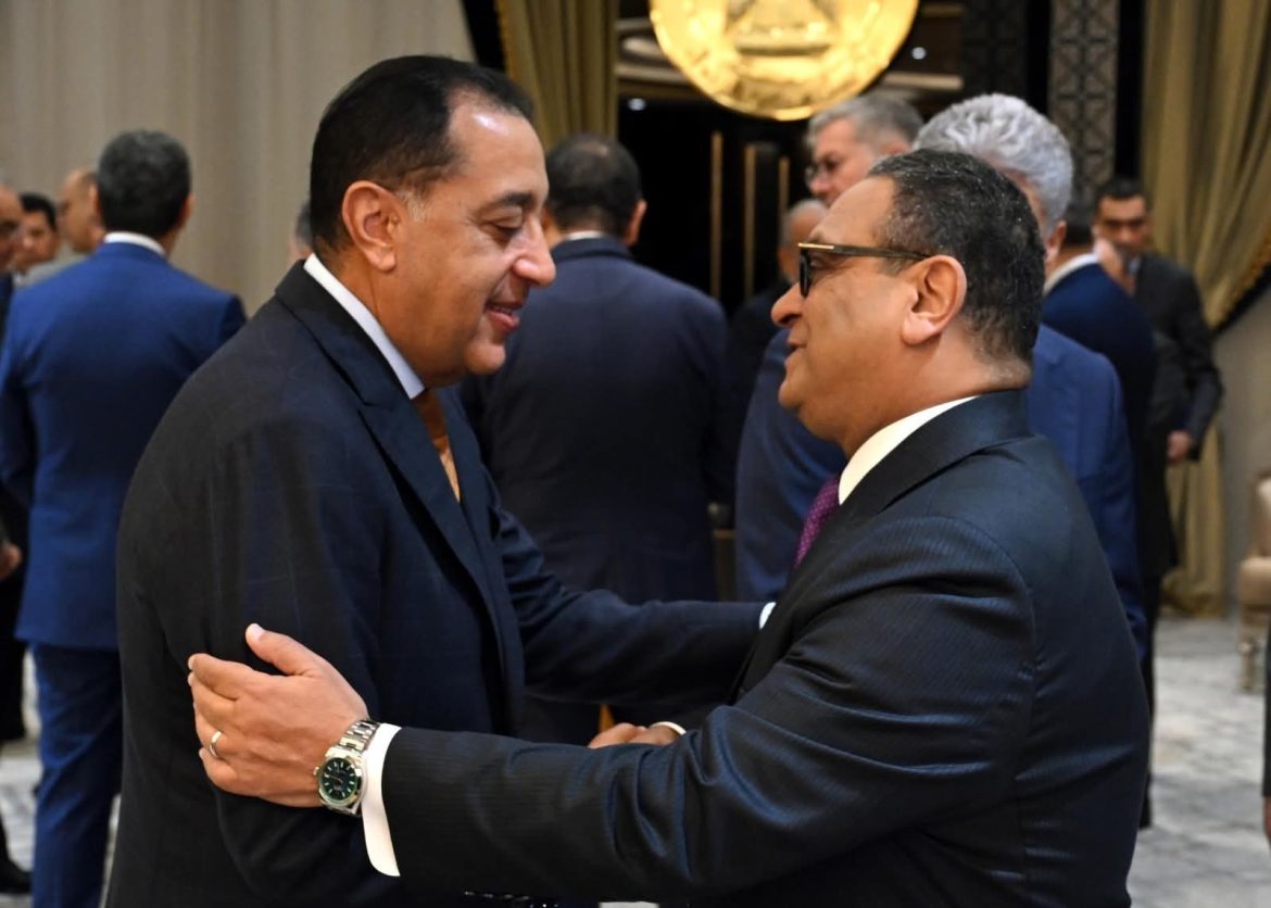 مجلس الوزراء يكرم الأمين العام السابق للمجلس ويهنئ الأمين الجديد بتوليه المسئولية