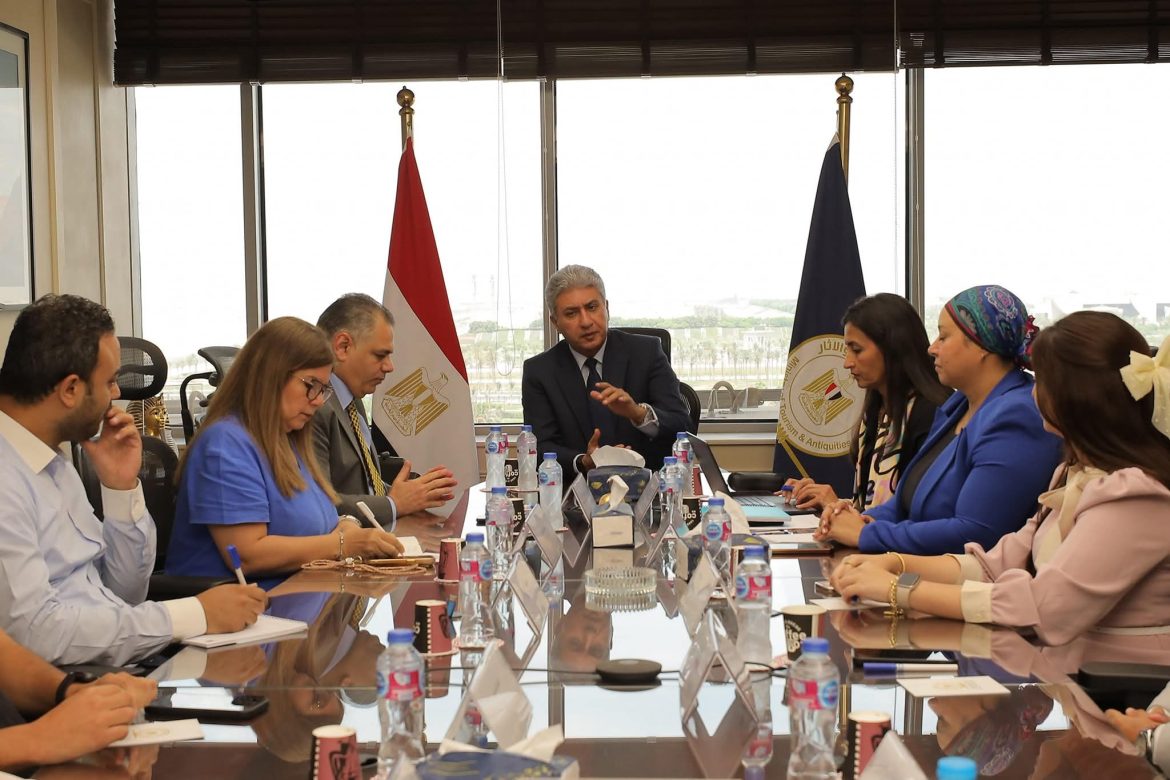 وزير السياحة يبحث سبل الترويج للمقصد السياحي المصري والمشاركة في حملة إحنا مصر