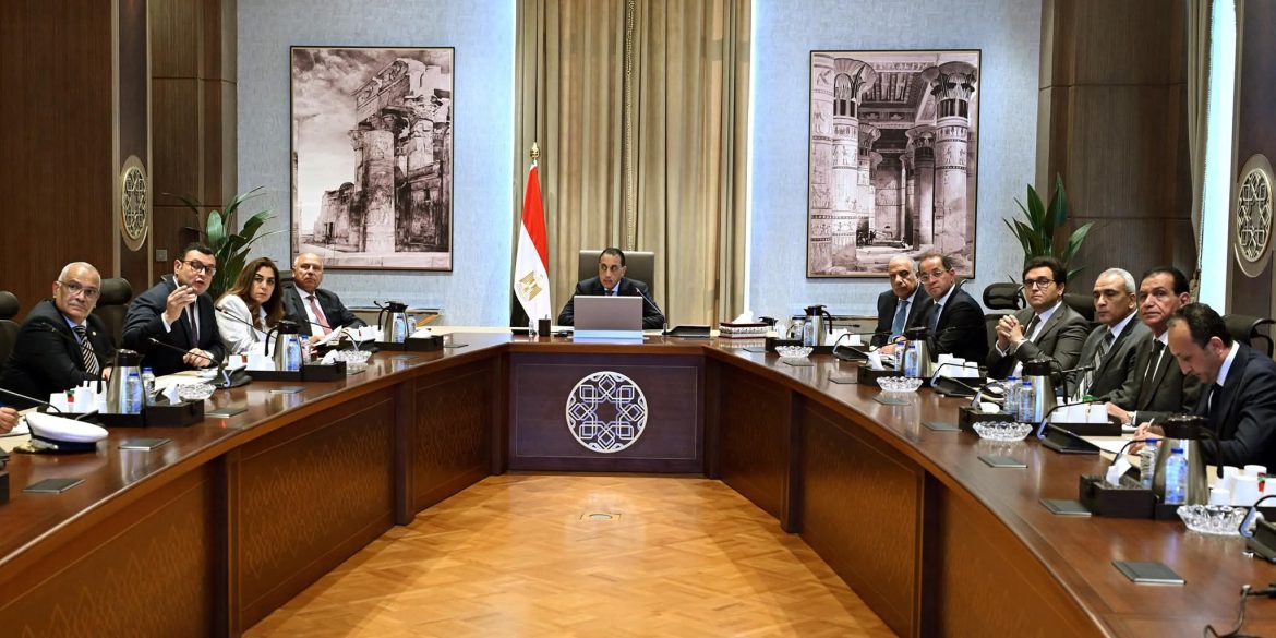 رئيس الوزراء يتابع تنفيذ اشتراطات وضوابط بالإعلانات على الطرق العامة والمحاور