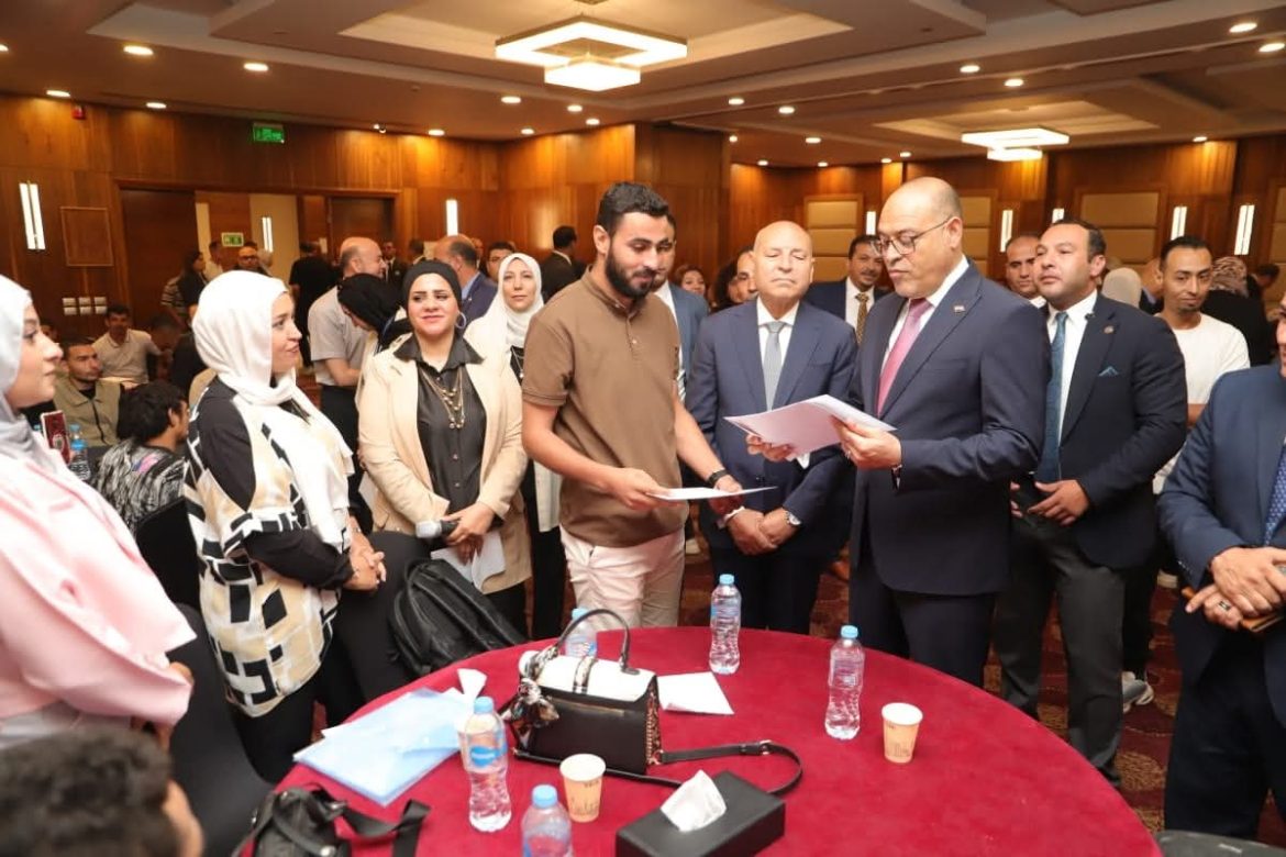 وزير العمل ومحافظ القاهرة يسلمان 100 عقد عمل جديد لذوي همم 