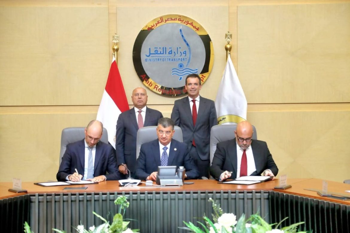 وزير النقل يشهد توقيع 3عقود بين الهيئة القومية للانفاق وشركة كاف الاسبانية وزير النقل يشهد توقيع 3عقود بين الهيئة القومية للانفاق وشركة كاف الاسبانية