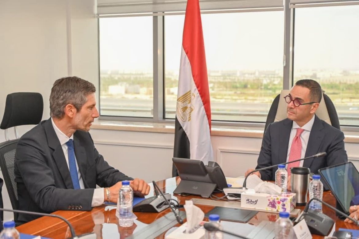 وزير الاستثمار يبحث سبل تعزيز توجه الدولة نحو الاقتصاد الأخضر