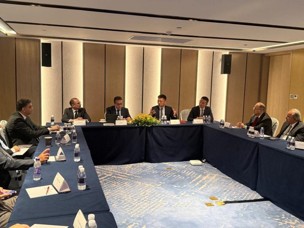 وزير الصحة يبحث مع مسئولي هواوي التعاون في التكنولوجيا الطبية