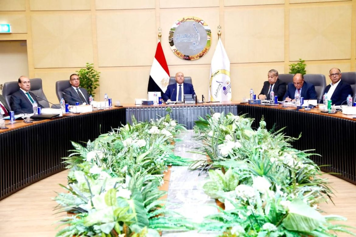 وزير النقل يترأس اجتماع الجمعية العامة للشركة القابضة لمشروعات الطرق والكباري والنقل البري وزير النقل يترأس اجتماع الجمعية العامة للشركة القابضة لمشروعات الطرق والكباري والنقل البري