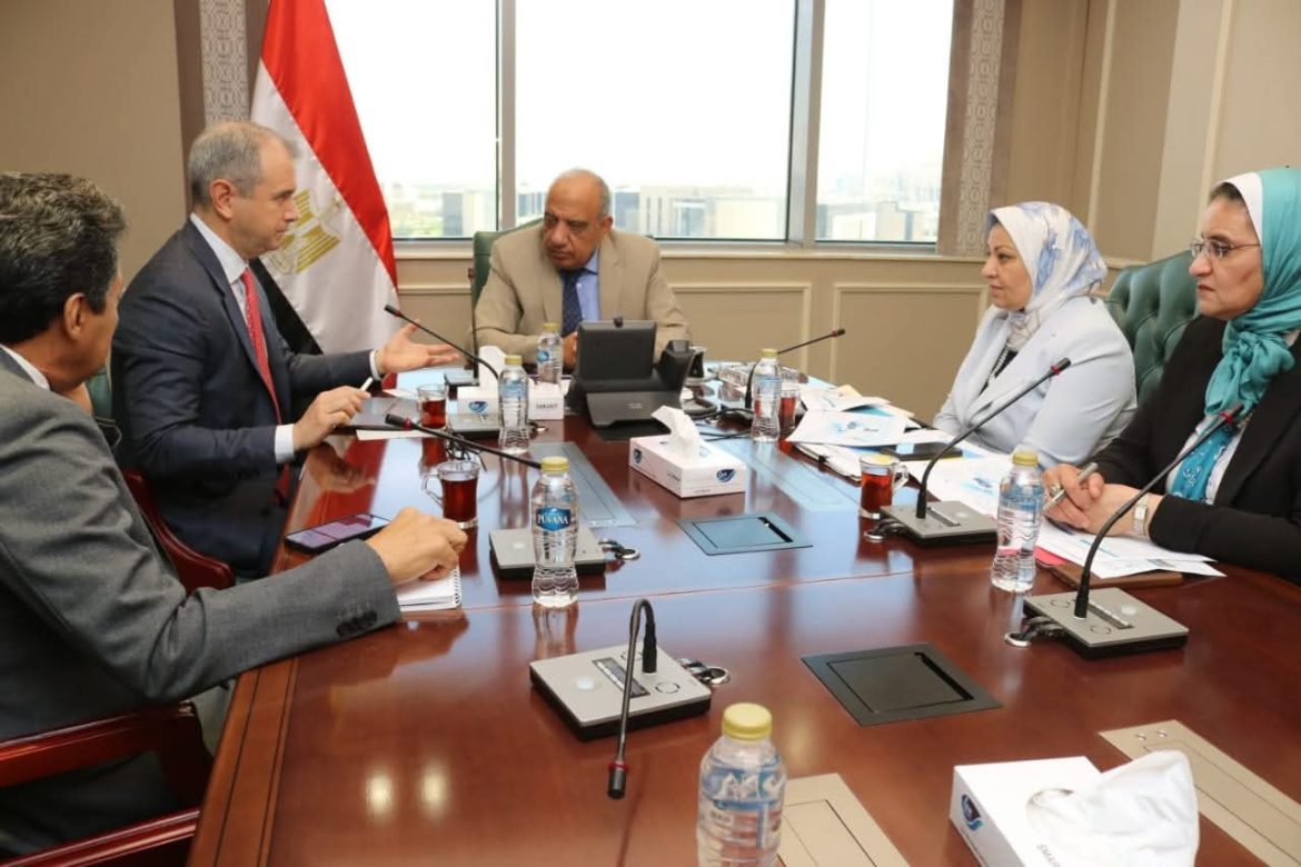 وزير الكهرباء يبحث زيادة الاستثمارات في مجال الطاقة المتجددة مع مسئولي شركة الكازار