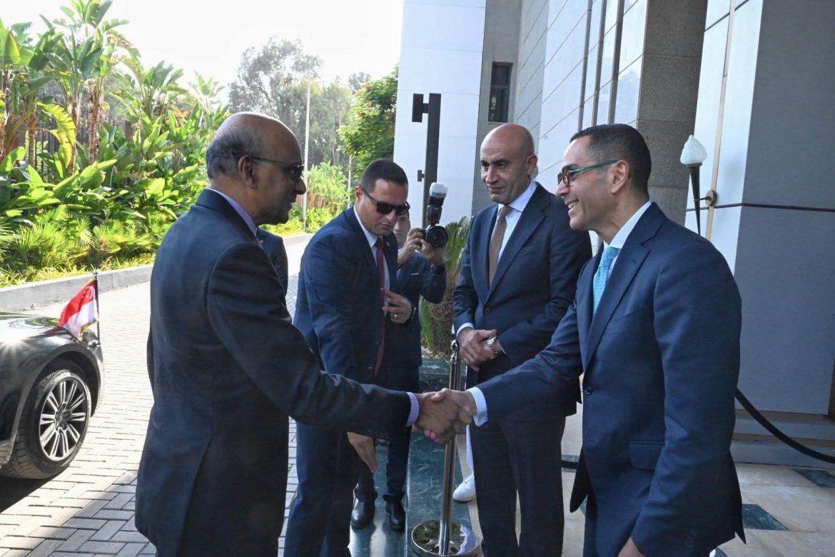 وزير الاستثمار يستعرض الفرص الاستثمارية بالمنطقة الاقتصادية لقناة السويس بسنغافورة