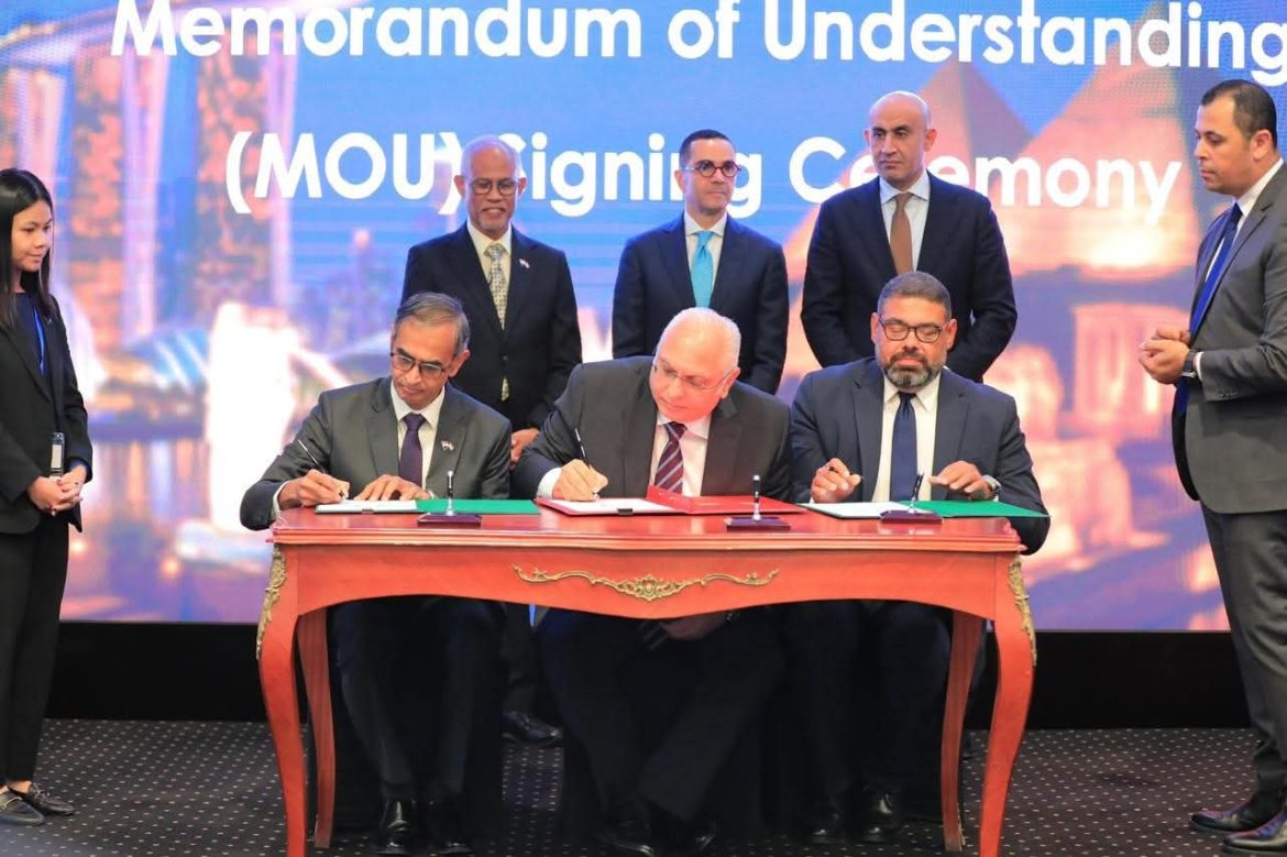 وزيرا الاستثمار والتعليم يشهدان توقيع مذكرة تفاهم مع ITEES بسنغافورة