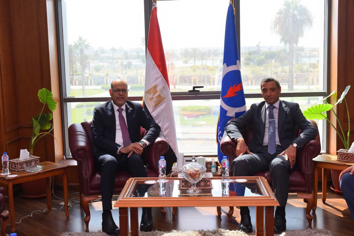 وزير العمل ومحافظ السويس يٌسلمان 81 عقد عمل للشباب