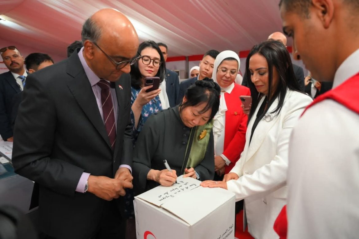 رئيس سنغافورة يشيد بجهود الهلال الأحمر المصري في تقديم المساعدات للفلسطينيين في غزة