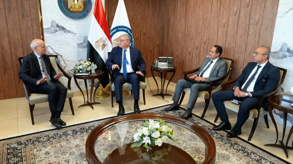 وزير البترول يبحث مع توتال إنرجيز الفرنسية الاستفادة بفرص الاستثمار