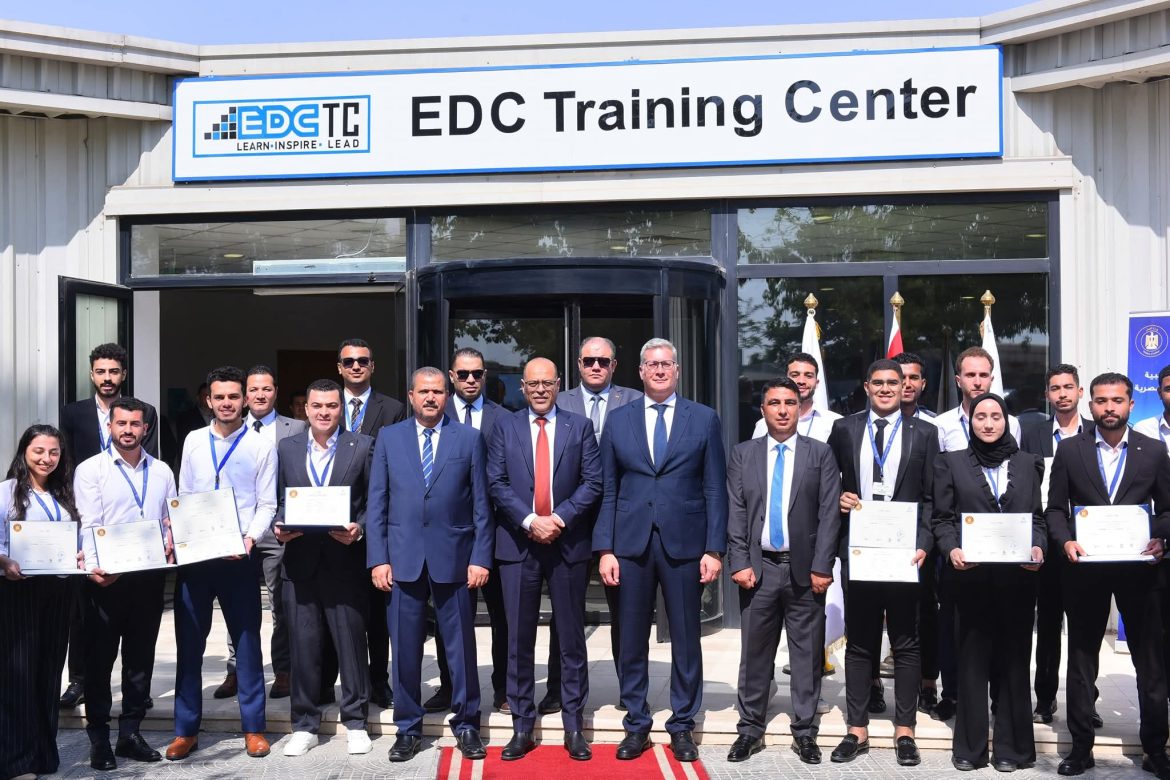 وزيرا البترول والعمل يُسلمان شهادات للخرجين في مجالات الحفر والخدمات البترولية