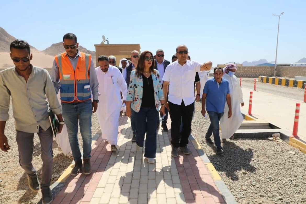 وزيرة التنمية المحلية تشدد على سرعة تسليم شركة زهرة جنوب سيناء المدفن الصحى والمعدات