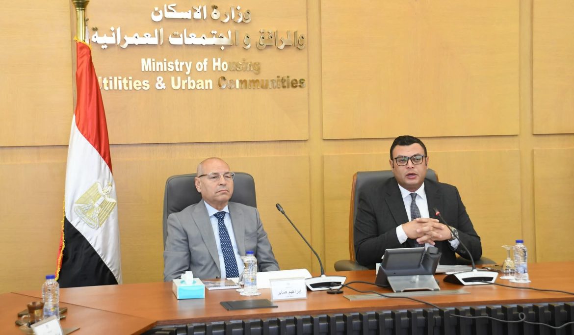 وزير الإسكان يناقش الموقف التنفيذي لمشروعات منطقة مثلث ماسبيرو مع محافظ القاهرة وزير الإسكان يناقش الموقف التنفيذي لمشروعات منطقة مثلث ماسبيرو مع محافظ القاهرة