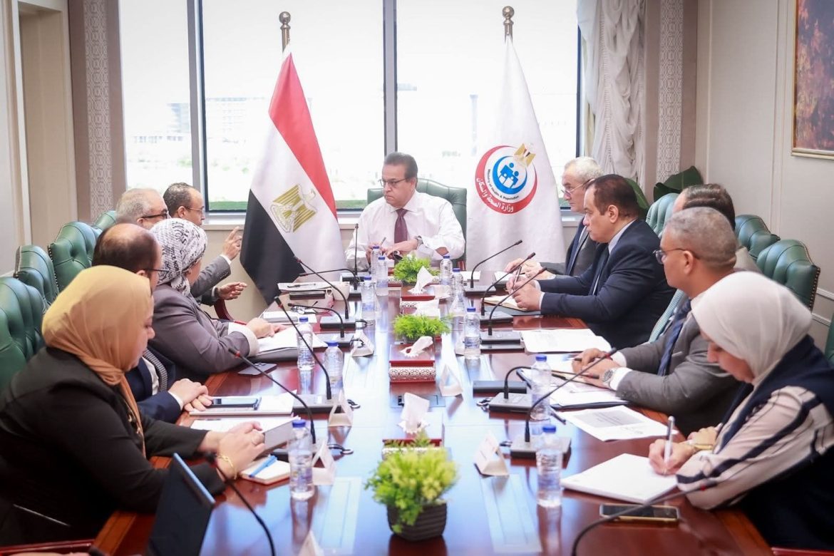 وزير الصحة يتابع آليات تسوية مديونيات منظومة الشراء الموحد وزير الصحة يتابع آليات تسوية مديونيات منظومة الشراء الموحد