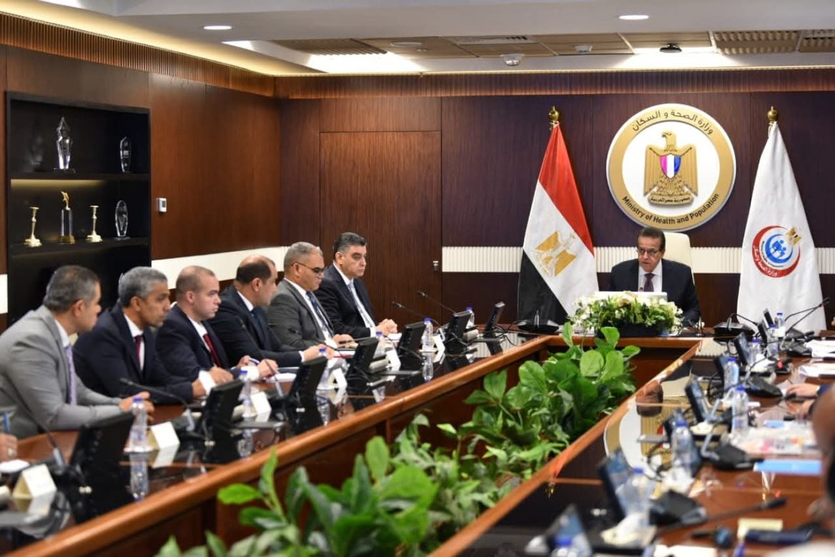 وزير الصحة يراجع مخزون الأدوية والمستلزمات الطبية بمخازن الوزارة