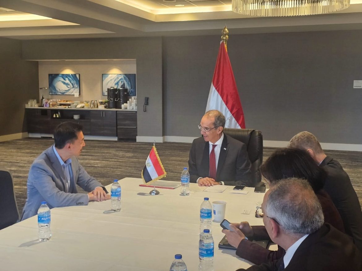 وزير الاتصالات يناقش مع مسؤلي شركات أمريكية زيادة استثماراتها في مصر