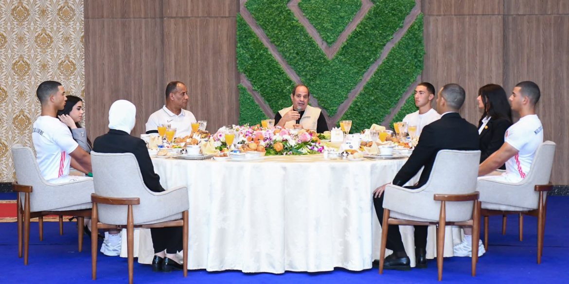 الرئيس السيسي يدعو لدراسة تجارب الدول التي واجهت ظروفاً صعبة وتجاوزتها