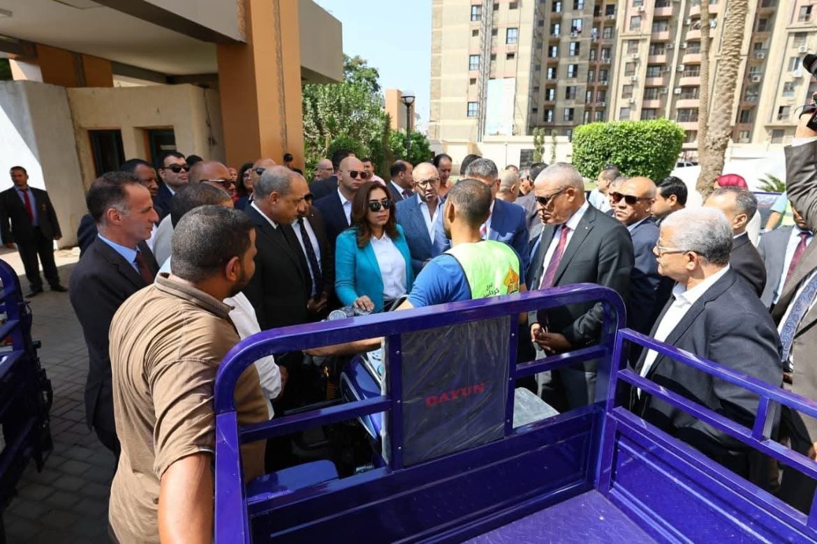 وزيرة التنمية المحلية تسلم 50 تروسيكل لدعم منظومة النظافة بالجيزة 