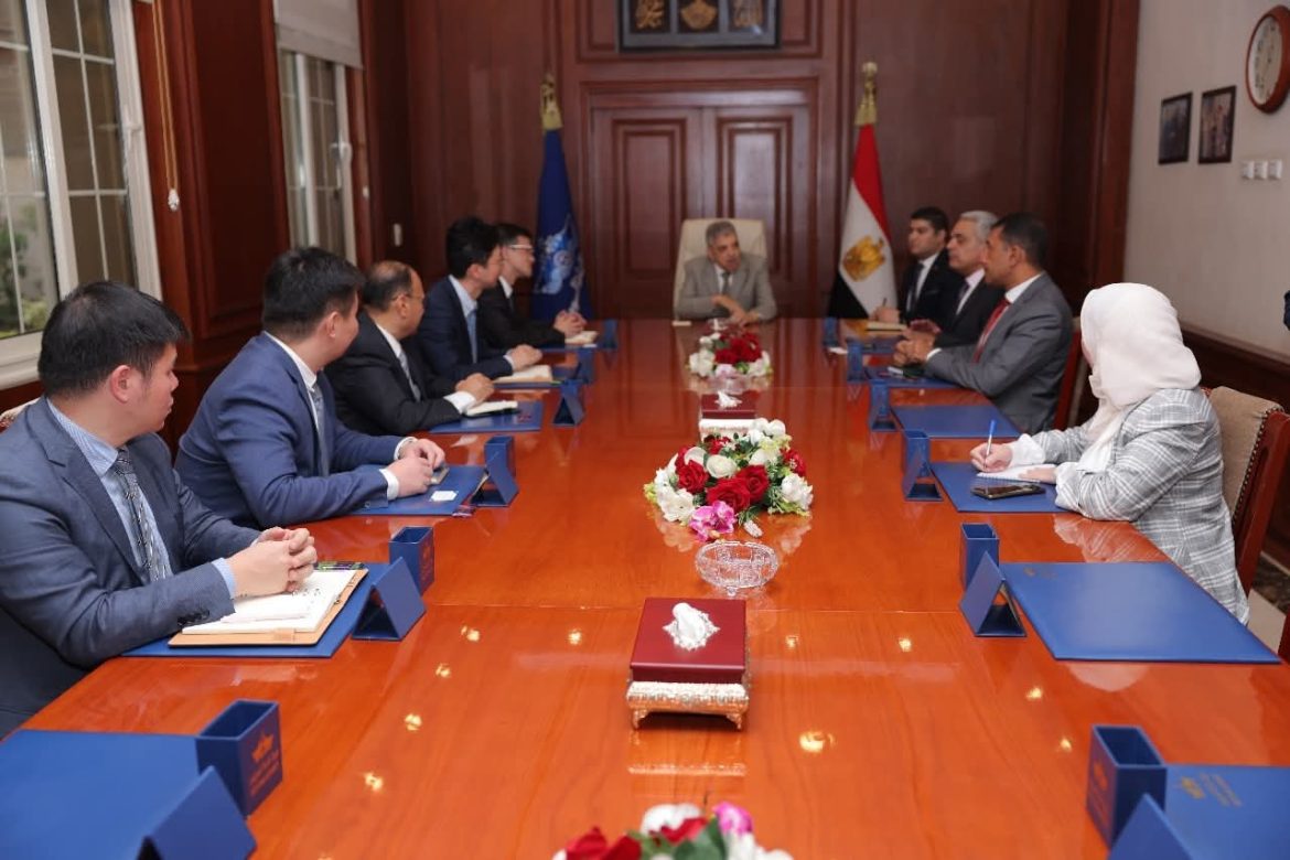 رئيس هيئة قناة السويس: نسعى لتوطين الصناعة البحرية بعقد شراكات مع كبرى الترسانات العالمية