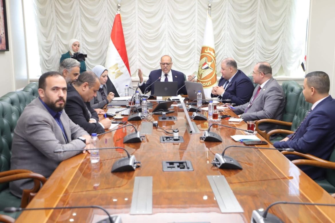 وزير العمل يشهد تسليم 700 عقد عمل معظمهم لـذوي همم في 26 محافظة 