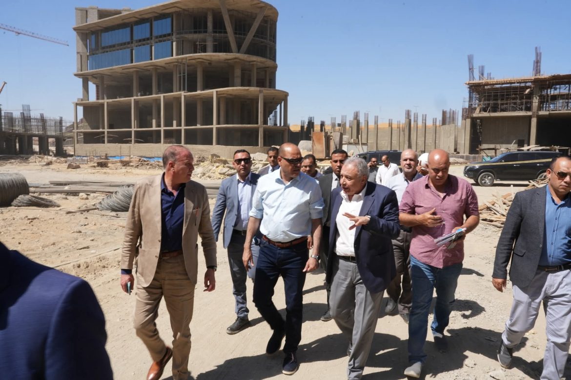 وزير العمل يوجه بإيقاف العمل في المنشأت غير الملتزمة