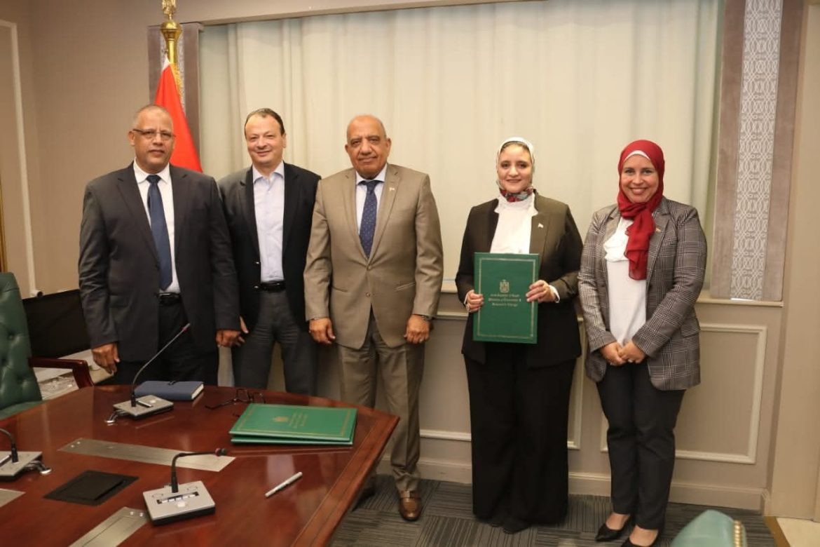 وزير الكهرباء يشهد توقيع اتفاق إنهاء الدراسات مشروع الربط الكهربائي بين مصر واليونان وزير الكهرباء يشهد توقيع اتفاق إنهاء الدراسات مشروع الربط الكهربائي بين مصر واليونان