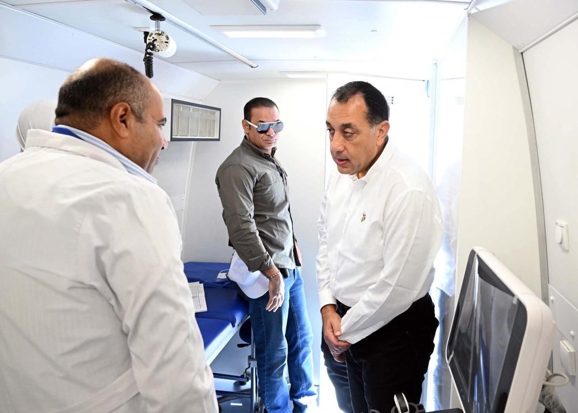 مدبولي يستفسر من المواطنين عن جودة الخدمات الطبية المقدمة ويطمئن على توافر الأدوية مدبولي يستفسر من المواطنين عن جودة الخدمات الطبية المقدمة ويطمئن على توافر الأدوية