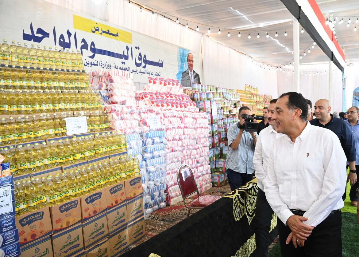 رئيس الوزراء يتفقد سوق اليوم الواحد للسلع الغذائية بأشمون