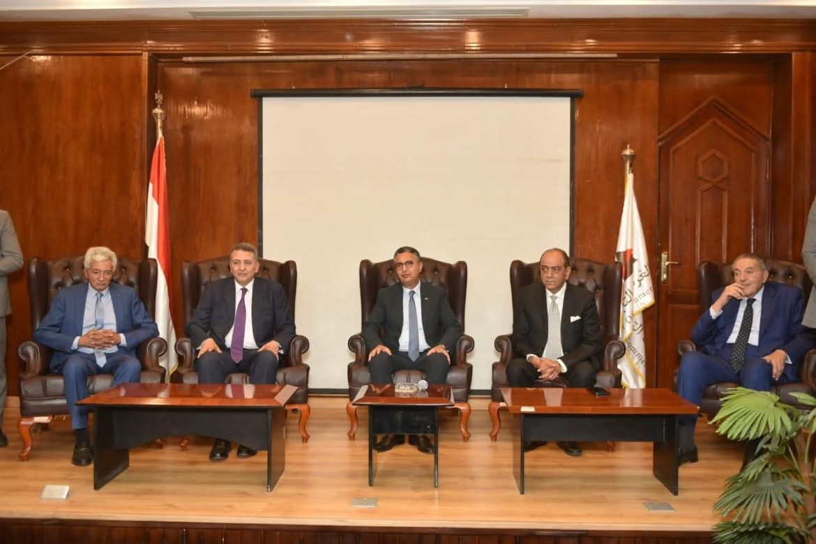 وزير التموين يبحث تحديات دعم استقرار الأسواق مع تجار البقالة والمواد الغذائية