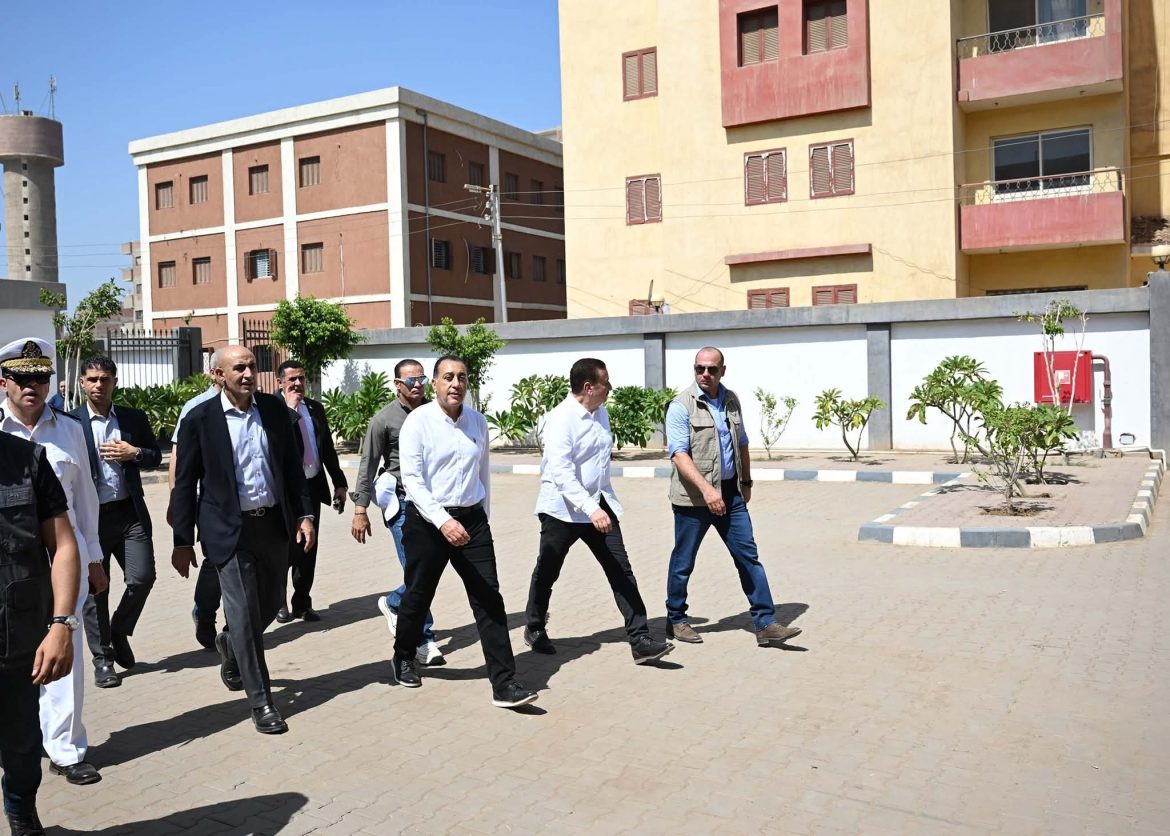 رئيس الوزراء يتفقد مركز تنمية وصحة الأسرة بـقرية سبك الأحد بأشمون رئيس الوزراء يتفقد مركز تنمية وصحة الأسرة بـقرية سبك الأحد بأشمون