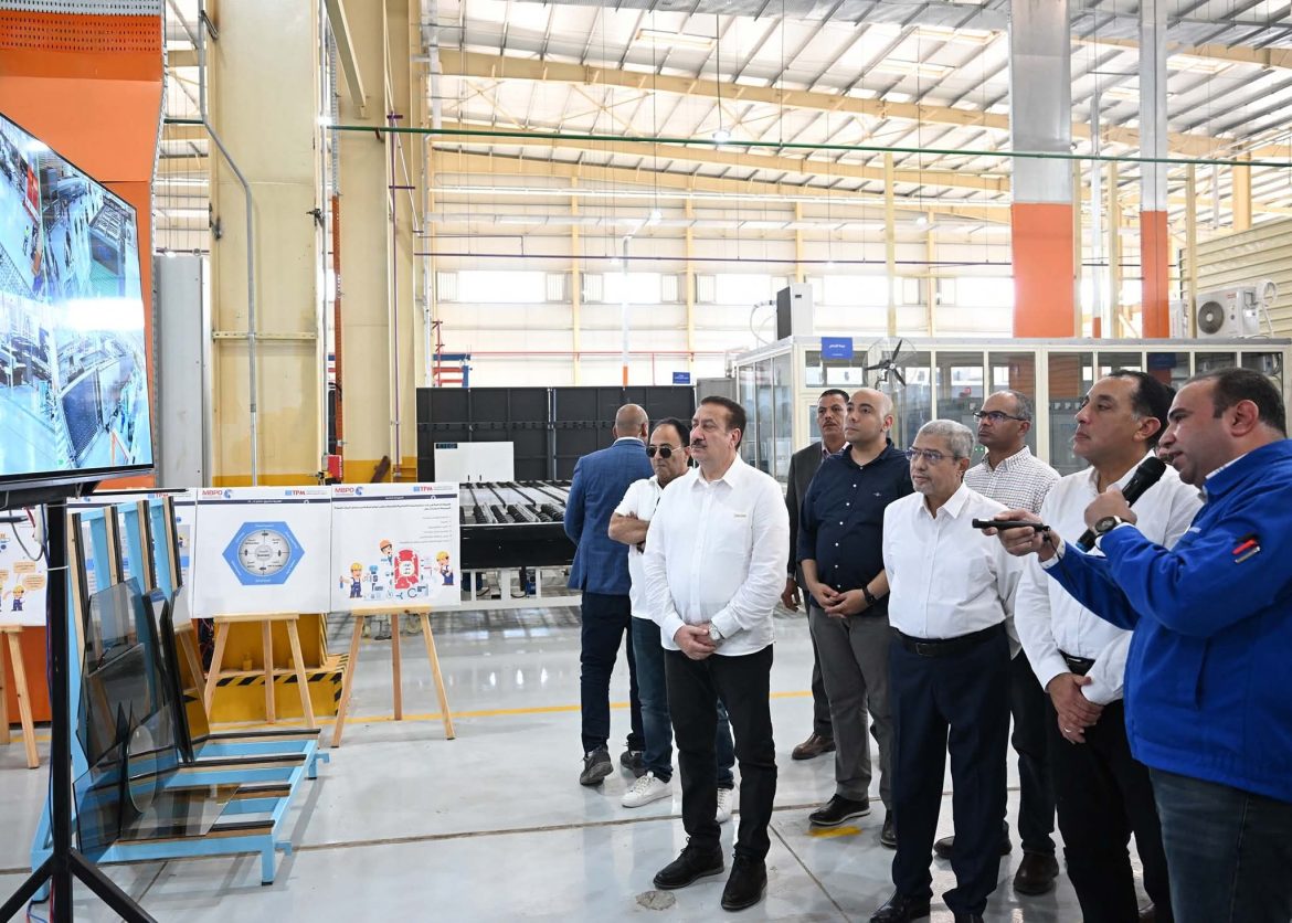 رئيس الوزراء يزور مصنع العربي ـ تويواتشي لإنتاج الزجاج الهندسي